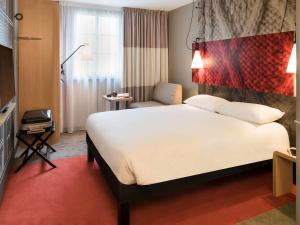 Un ou plusieurs lits dans un hébergement de l'établissement ibis Saint Germain en Laye Centre