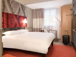 Un ou plusieurs lits dans un hébergement de l'établissement ibis Saint Germain en Laye Centre