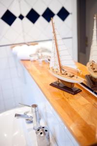 um modelo de madeira de um barco sentado em cima de um balcão em Hotell Krabban em Strömstad