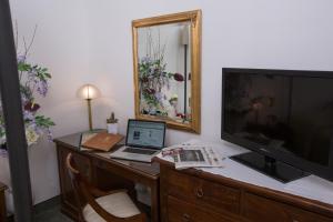 TV a/nebo společenská místnost v ubytování Hotel Villa San Lucchese