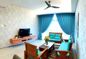 TV a/nebo společenská místnost v ubytování LUXURIOUS EXQUISITE SEAVIEW PRIVATE MARINA CONDOMINIUM