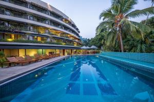 una piscina frente a un edificio en Earl's Regent Hotel, en Kandy