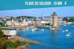 サン・マロにあるLogement entier Saint Malo vue mer, proche FERRY, commerces et plage Solidor 50 mの水上の船の町並み