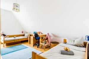 1 dormitorio con 2 camas y escritorio en Cosy Family Home en Tuningen