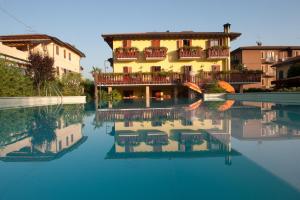 Bazén v ubytování Hotel Romantic nebo v jeho okolí