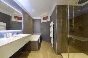 Ванная комната в Hôtel La Roya