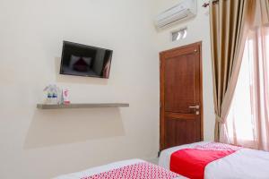 TV a/nebo společenská místnost v ubytování OYO 1566 El Reyshi Family Residence Syariah