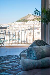 una camera con letto e vista sulla spiaggia di Athens from the Top, Cozy Studio in the City Center ad Atene