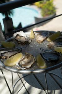 um prato de ostras e limões numa mesa em Le Spinaker em Le Grau-du-Roi