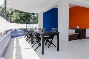 Posezení v ubytování OYO 1566 El Reyshi Family Residence Syariah