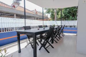 Balkón nebo terasa v ubytování OYO 1566 El Reyshi Family Residence Syariah