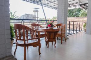Balkón nebo terasa v ubytování OYO 1566 El Reyshi Family Residence Syariah