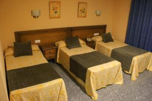 Postel nebo postele na pokoji v ubytování Hospedium Hotel Don Jose