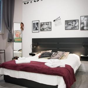 een groot bed in een kamer met foto's aan de muur bij VaticanArt in Rome