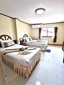 una habitación de hotel con 2 camas en una habitación en Natacha Hotel, en Islas Phi Phi