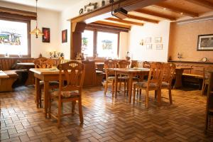 - un restaurant avec des tables et des chaises en bois dans une chambre dans l'établissement Kühn's Gästehaus, à Pünderich