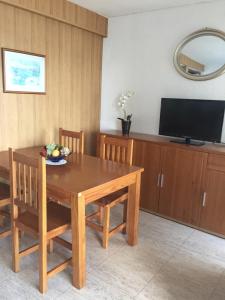 Televízia a/alebo spoločenská miestnosť v ubytovaní Pineda Beach PORT AVENTURA