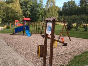 un parque infantil con 2 equipos de juego en Turkus, en Polanica-Zdrój