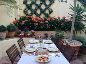 una mesa con platos de comida con flores en Liberty Lodge Guest House, en Ciudad del Cabo