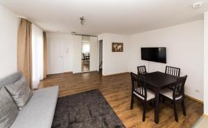 TV a/nebo společenská místnost v ubytování Outlet-Apartment Metzingen