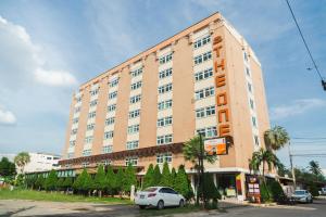 un gran edificio con un coche aparcado delante de él en The One Surat en Surat Thani