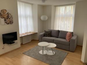 ein Wohnzimmer mit einem Sofa und einem Tisch in der Unterkunft Haus zur Eiche Private 3,5 Zimmerwohnung bis zu 8 Gäste in Chur