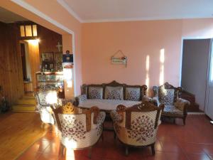Een zitgedeelte bij Guest House LALI