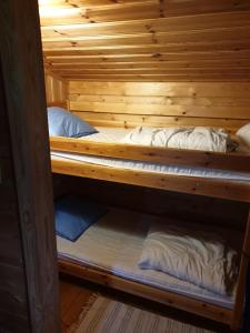 Rúm í herbergi á Örnatorpet Ullared