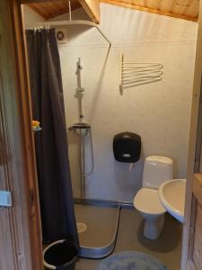 Baðherbergi á Örnatorpet Ullared