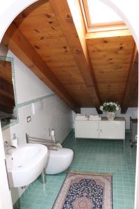 Un baño con lavabo, bañera e inodoro. en Accogliente appartamento moderno, vicino a Venezia, en Mestre
