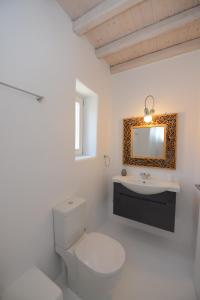 Et badeværelse på Villa Pearl near Ornos by Diles Villas + 26 billeder