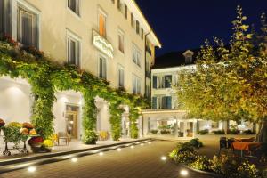 a hotel with ivy on the side of a building at Hotel Beausite Budget in Interlaken