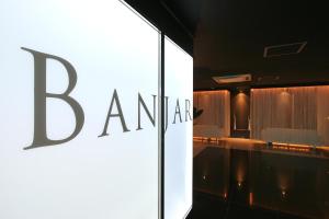 una señal para el hotel Bantara en Singapur en HOTEL BANJAR, en Tokorozawa
