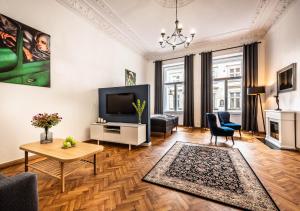 sala de estar con TV y mesa en Flamingo Premium Hostel, en Cracovia