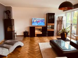 ein Wohnzimmer mit einem Flachbild-TV an der Wand in der Unterkunft Studio/Loft in Eberswalde in Eberswalde-Finow