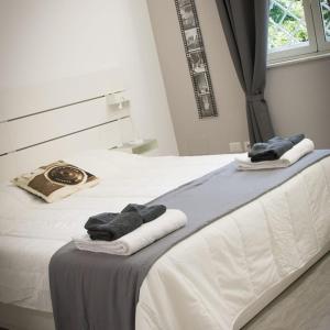 een slaapkamer met een bed met handdoeken erop bij VaticanArt in Rome