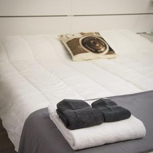een paar handdoeken zittend op een bed bij VaticanArt in Rome