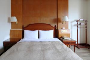 Postel nebo postele na pokoji v ubytování Hua Du Hotel