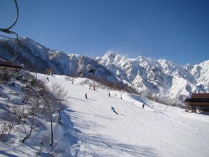 L'établissement Hakuba Goryu Pension Kurumi en hiver