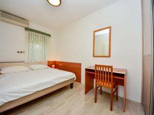 Postel nebo postele na pokoji v ubytování Apartment Anica-1 by Interhome