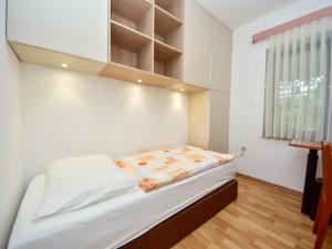 Postel nebo postele na pokoji v ubytování Apartment Anica-1 by Interhome