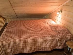 ターコブオリにあるHoliday Home Leppis by Interhomeの屋根裏の小さな部屋のベッド1台
