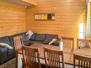 een woonkamer met een tafel en een bank bij Holiday Home Aaria by Interhome in Tahkovuori