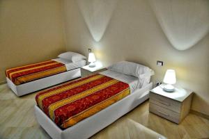 2 letti in camera d'albergo con 2 lampade di Bed & Breakfast Paghiet ad Andria
