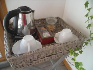 Все необхідне для приготування чаю та кави в La Buissonnière