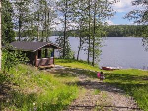 KokkosenlahtiにあるHoliday Home Eerolaの湖畔の小屋の前を歩く犬