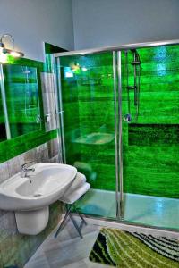 un bagno verde con lavandino e doccia di Bed & Breakfast Paghiet ad Andria