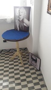 Televízia a/alebo spoločenská miestnosť v ubytovaní La finestrella dell’arte un orizzonte da guardare