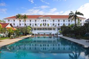 Bazén v ubytování Raffles Grand Hotel d'Angkor nebo v jeho okolí