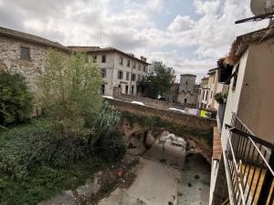 un pont sur une rivière dans une ville dans l'établissement La Casa in Piazza, à Gubbio